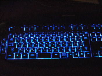 暗い部屋でLEDが光るMicrosoft Reclusa Game Keyboard.jpg